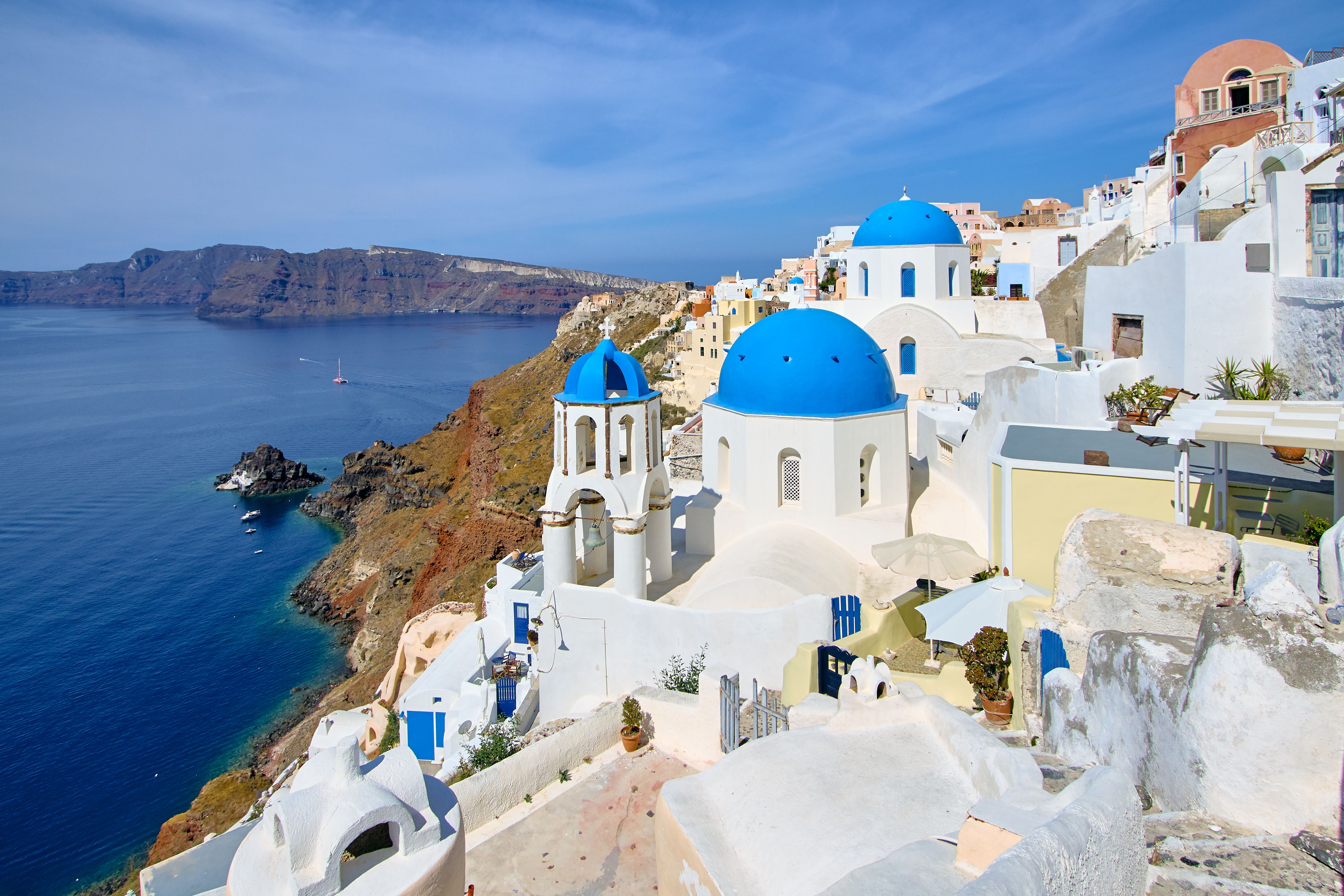 2. A Feast for the Senses: Immersing in the Volcanic Magnificence of Santorini's Landscape